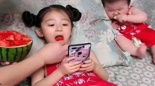 女孩宝宝照吃瓜,女孩宝宝照的温馨瞬间