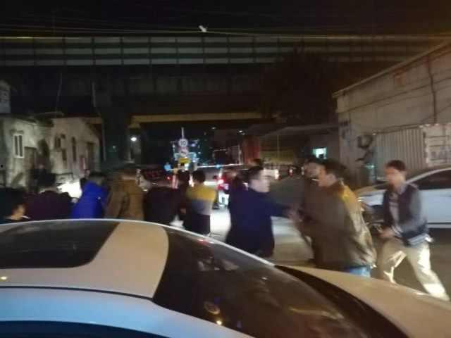 女生开车吃瓜视频,美女司机边开车边吃瓜，网友直呼太可爱