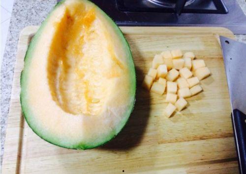 小伙回老家吃哈密瓜视频,小伙回老家品尝家乡哈密瓜的温馨瞬间